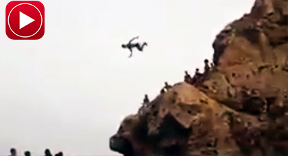 شاهد أحد هوّاة القفز بشاطئ "كيمادو" كيف ينُطّ من أعلى مرتفع وسط صرخات المصطافين