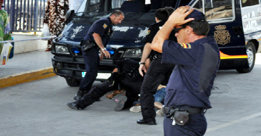 بتهمة تهريب المخدرات.. مغربي مطلوب للعدالة في البرازيل في قبضة الشرطة بإسبانيا بتهمة تهريب المخدرات.. مغربي مطلوب للعدالة في البرازيل في قبضة الشرطة بإسبانيا