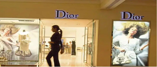 أشهر الماركات العالمية في قلب فضيحة مدوية.. هذه التكلفة الحقيقية لـ  "مقتنياتك الباهظة" أشهر الماركات العالمية في قلب فضيحة مدوية.. هذه التكلفة الحقيقية لـ  "مقتنياتك الباهظة"