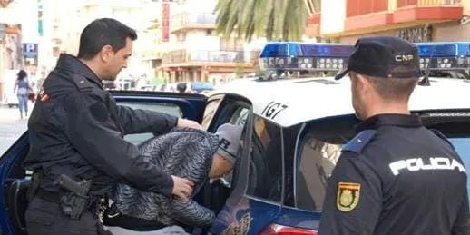 مبحوث عنه بسبب جريمة قتل.. الشرطة الإسبانية توقف مهاجرا مغربيا مبحوث عنه بسبب جريمة قتل.. الشرطة الإسبانية توقف مهاجرا مغربيا