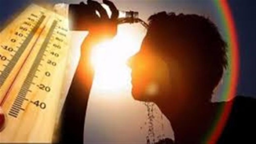 طبيب يقدم إرشادات لتجنب المشاكل الصحية الناجمة عن موجة الحر طبيب يقدم إرشادات لتجنب المشاكل الصحية الناجمة عن موجة الحر