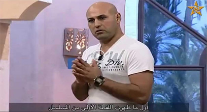 الكوميدي ماسين في عرض ساخر على الشاشة الأمازيغية الكوميدي ماسين في عرض ساخر على الشاشة الأمازيغية