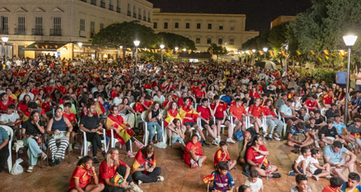 شاشة عملاقة لساكنة مليلية المحتلة لمشاهدة النهائي شاشة عملاقة لساكنة مليلية المحتلة لمشاهدة النهائي