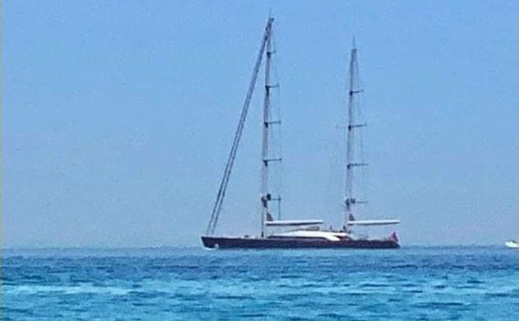 يخت الملك يتجول قبالة شاطئ الريفيين بالفنيدق يخت الملك يتجول قبالة شاطئ الريفيين بالفنيدق