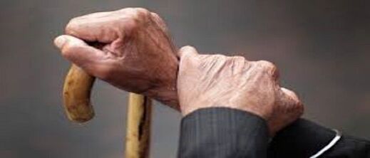 تحرير رجل مسن مكبل منذ 20 عاما تحرير رجل مسن مكبل منذ 20 عاما