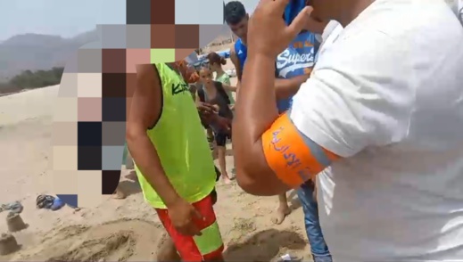 الشرطة الإدارية بشاطئ بوقانا تضبط منقذا تابعا للوقاية المدنية يمتهن كراء واقيات الشمس الشرطة الإدارية بشاطئ بوقانا تضبط منقذا تابعا للوقاية المدنية يمتهن كراء واقيات الشمس