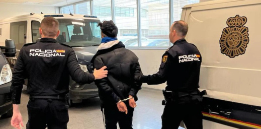 اقتحم شقتها وهتك عرضها.. اعتقال شاب مغربي اعتدى على شابة من بلده اقتحم شقتها وهتك عرضها.. اعتقال شاب مغربي اعتدى على شابة من بلده