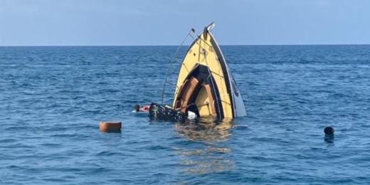 نجاة 6 أشخاص من الموت بعد غرق يخت في مارينا السعيدية نجاة 6 أشخاص من الموت بعد غرق يخت في مارينا السعيدية
