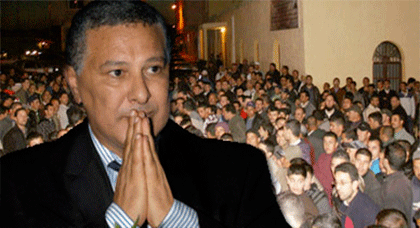 مصطفى المنصوري يتعرض للتهجّم والطرد من قبل ساكنة حيّ وسط العروي مصطفى المنصوري يتعرض للتهجّم والطرد من قبل ساكنة حيّ وسط العروي