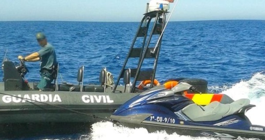 القبض على قاصرين قاما بنقل "حراك" مغربي بدراجة مائية القبض على قاصرين قاما بنقل "حراك" مغربي بدراجة مائية