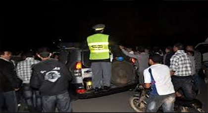 مواطنون يخلصون فتاة من قبضة شخص مخمور إعتدى عليها بالضرب بالدريوش مواطنون يخلصون فتاة من قبضة شخص مخمور إعتدى عليها بالضرب بالدريوش