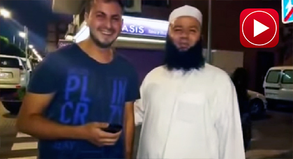 شاهدوا الدعوة التي وجّهها الفقيه طارق بنعلي للكوميدي علاء بنحدو شاهدوا الدعوة التي وجّهها الفقيه طارق بنعلي للكوميدي علاء بنحدو