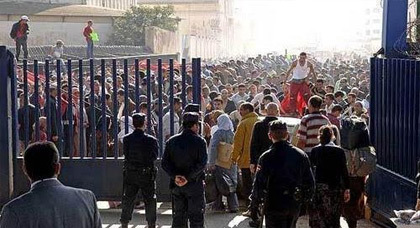 لاجئ سوري يهدد بحرق نفسه على الطريقة البوعزيزية بمعبر بني أنصار لاجئ سوري يهدد بحرق نفسه على الطريقة البوعزيزية بمعبر بني أنصار