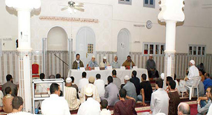 مسجد الهدى بالعروي يكرم الفوج الأول لحفظة القرآن الكريم مسجد الهدى بالعروي يكرم الفوج الأول لحفظة القرآن الكريم