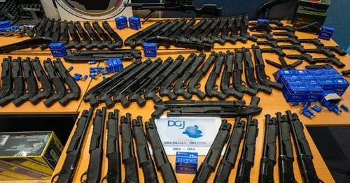 بلجيكا.. الإطاحة بعناصر شبكة تتاجر في الأسلحة ببروكسيل بلجيكا.. الإطاحة بعناصر شبكة تتاجر في الأسلحة ببروكسيل