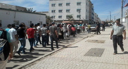 بالصور.. طلبة الدريوش غاضبون ويخرجون في مسيرة للمطالبة بالنقل الجامعي بالصور.. طلبة الدريوش غاضبون ويخرجون في مسيرة للمطالبة بالنقل الجامعي