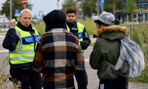 أوروبا تتصدى لتدفق المهاجرين بمزيد من التشدد أوروبا تتصدى لتدفق المهاجرين بمزيد من التشدد