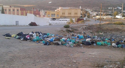أزمة تدبير النظافة تغرق احدى الاراضي الموجودة في جماعة بني سيدال الجبل في الأزبال أزمة تدبير النظافة تغرق احدى الاراضي الموجودة في جماعة بني سيدال الجبل في الأزبال