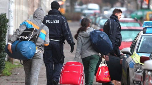 المهاجرون المغاربة أكثر المرحلين من الدول الأوروبية المهاجرون المغاربة أكثر المرحلين من الدول الأوروبية