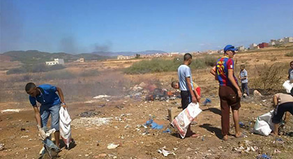 مواطنون بسلوان يوقظون ضمير المسؤولين بجمع الأزبال مواطنون بسلوان يوقظون ضمير المسؤولين بجمع الأزبال