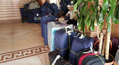 بالصور.. حجاج ناظوريون عالقون في مطار جدة بسبب تأخر حافلة بالصور.. حجاج ناظوريون عالقون في مطار جدة بسبب تأخر حافلة