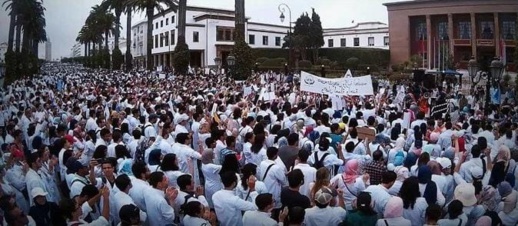 أساتذة كليات الطب: تقليص مدة التكوين لا يبرر المقاطعة و الطلبة مدعوون لمراجعة موقفهم أساتذة كليات الطب: تقليص مدة التكوين لا يبرر المقاطعة و الطلبة مدعوون لمراجعة موقفهم