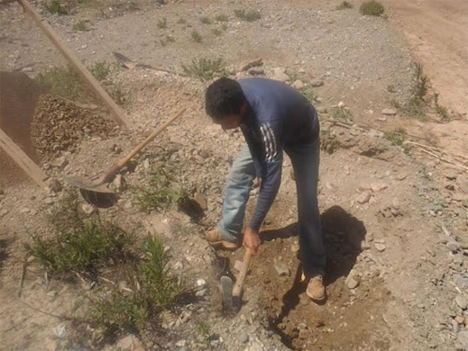 قساوة الحياة في البوادي ترغم الشباب على الاشتغال في الوادي لمواجهة "غول" البطالة قساوة الحياة في البوادي ترغم الشباب على الاشتغال في الوادي لمواجهة "غول" البطالة