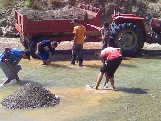 قساوة الحياة في البوادي ترغم الشباب على الاشتغال في الوادي لمواجهة "غول" البطالة قساوة الحياة في البوادي ترغم الشباب على الاشتغال في الوادي لمواجهة "غول" البطالة