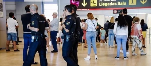 إسبانيا تفتح تحقيقا بعد فرار 4 مغاربة من مطار مدريد إسبانيا تفتح تحقيقا بعد فرار 4 مغاربة من مطار مدريد