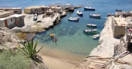 فعاليات محلية تحتج على الترامي على الملك البحري بشاطئ أركمان فعاليات محلية تحتج على الترامي على الملك البحري بشاطئ أركمان