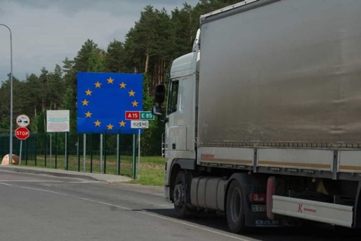 مهنيو النقل الدولي للبضائع يستنكرون توقيف الحكومة لدعم الغازوال مهنيو النقل الدولي للبضائع يستنكرون توقيف الحكومة لدعم الغازوال