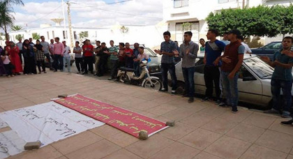 طلبة الدريوش يصعدون في معركتهم من أجل النقل ويحتجون أمام مقر البلدية طلبة الدريوش يصعدون في معركتهم من أجل النقل ويحتجون أمام مقر البلدية