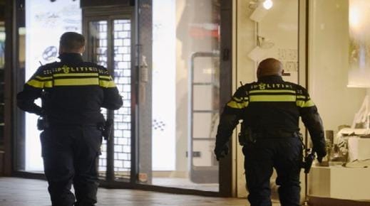 ضمنهم مغاربة.. مافيا المخدرات في هولندا تحتجز رهائن بسبب شحنة كوكايين ضمنهم مغاربة.. مافيا المخدرات في هولندا تحتجز رهائن بسبب شحنة كوكايين