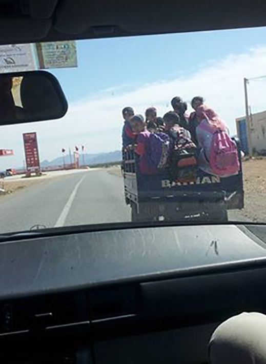 صورة لتلاميذ نواحي ابن طيب مكدسين داخل عربة دراجة نارية تثير غضب رواد الفايسبوك صورة لتلاميذ نواحي ابن طيب مكدسين داخل عربة دراجة نارية تثير غضب رواد الفايسبوك