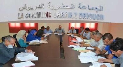 على من يضحك مجلس بلدية الدريوش.. عضو: مستعدون لشراء 4 حافلات للطلبة لكن بشروط على من يضحك مجلس بلدية الدريوش.. عضو: مستعدون لشراء 4 حافلات للطلبة لكن بشروط