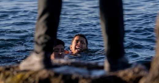 ثلاثة أشخاص من الناظور ينجحون في الوصول إلى مليلية سباحة ثلاثة أشخاص من الناظور ينجحون في الوصول إلى مليلية سباحة