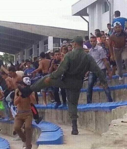 ركلة "مخزنية" أخرى تنطلق شرارتها من مدينة الحسيمة وتكتسح مواقع التواصل الاجتماعي ركلة "مخزنية" أخرى تنطلق شرارتها من مدينة الحسيمة وتكتسح مواقع التواصل الاجتماعي