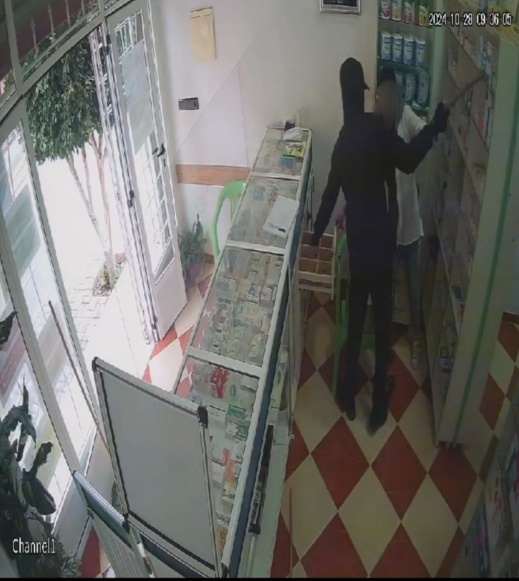 ملثم يسطو على صيدلية باستعمال "السلاح" في واضحة النهار ببن الطيب ملثم يسطو على صيدلية باستعمال "السلاح" في واضحة النهار ببن الطيب