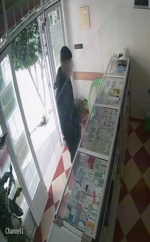 ملثم يسطو على صيدلية باستعمال "السلاح" في واضحة النهار ببن الطيب ملثم يسطو على صيدلية باستعمال "السلاح" في واضحة النهار ببن الطيب