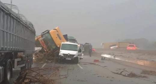 فيضانات إسبانيا تتسبب في أضرار كبيرة لسائقي الشاحنات المغاربة فيضانات إسبانيا تتسبب في أضرار كبيرة لسائقي الشاحنات المغاربة