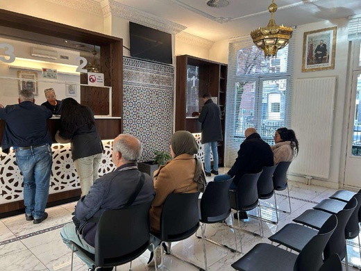 إقبال كثيف على القنصلية العامة للمملكة المغربية"أمستردام"بعد فتح أبوابها يومه السبت في وجه المواطنين إقبال كثيف على القنصلية العامة للمملكة المغربية"أمستردام"بعد فتح أبوابها يومه السبت في وجه المواطنين