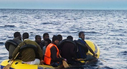 إيقاف 28 مهاجرا سريا كانوا على متن قارب مطاطي في عرض سواحل الحسيمة‎
