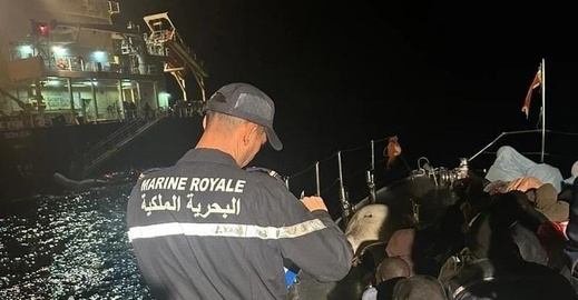 البحرية الملكية تحرر طاقم سفينة شحن من "حراكة" البحرية الملكية تحرر طاقم سفينة شحن من "حراكة"