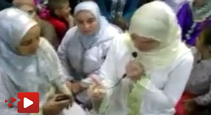 شاهدوا إسلام إسبانية على يد مرشدة دينية من الناظور وسط إحدى المساجد بإسبانيا‎