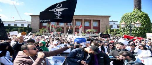 بعد عام من الإضرابات والمقاطعة.. اتفاق ينهي الخلاف بين طلبة الطب والحكومة وهذا أبرز بنوده بعد عام من الإضرابات والمقاطعة.. اتفاق ينهي الخلاف بين طلبة الطب والحكومة وهذا أبرز بنوده
