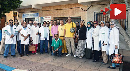 مستخدمو الصيادلة يخرجون للاحتجاج على تقزيم عطلتهم السنوية امام مقر العمالة بالناظور مستخدمو الصيادلة يخرجون للاحتجاج على تقزيم عطلتهم السنوية امام مقر العمالة بالناظور