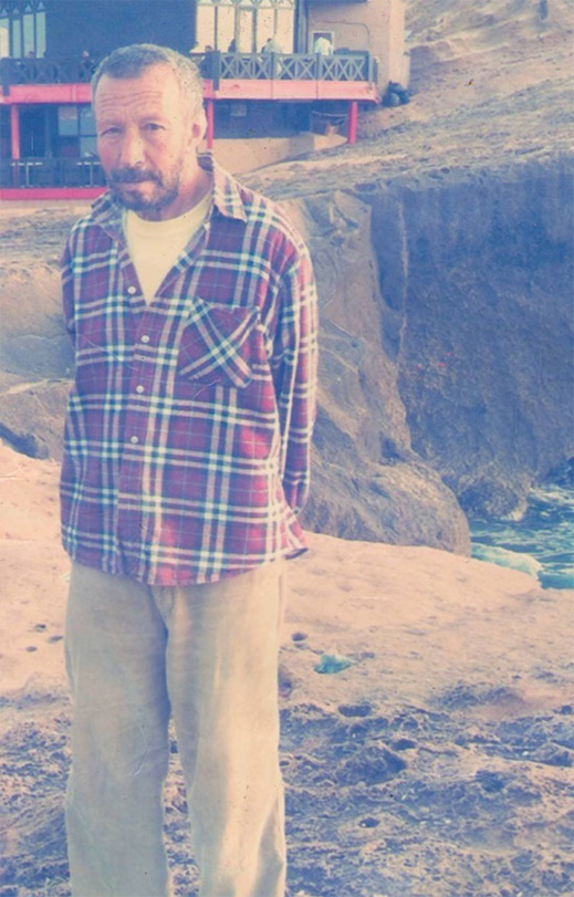 أسرة دجغنين تبحث عن ابنها عبد الله الذي غاب عن الأنظار في ظروف غامضة أسرة دجغنين تبحث عن ابنها عبد الله الذي غاب عن الأنظار في ظروف غامضة