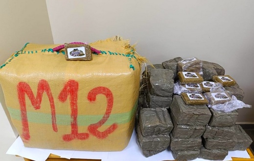 الشرطة القضائية تباغت شبكة مخدرات وتحبط إحدى أكبر عمليات ترويج الشيرا الشرطة القضائية تباغت شبكة مخدرات وتحبط إحدى أكبر عمليات ترويج الشيرا