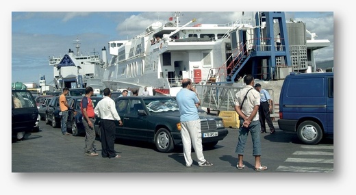 مرصد ينتقد غياب الجودة والفعالية في عملية استقبال الجالية بالمغرب مرصد ينتقد غياب الجودة والفعالية في عملية استقبال الجالية بالمغرب