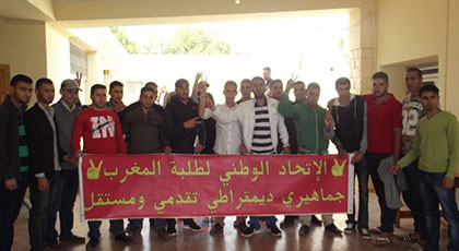 بالصور.. وقفة احتجاجية لطلبة دار الكبداني أمام مقر الجماعة من أجل توفير النقل بالصور.. وقفة احتجاجية لطلبة دار الكبداني أمام مقر الجماعة من أجل توفير النقل